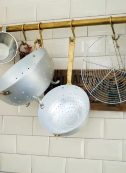 Durkslag i aluminium med 1 mässingshandtag – 18 cm