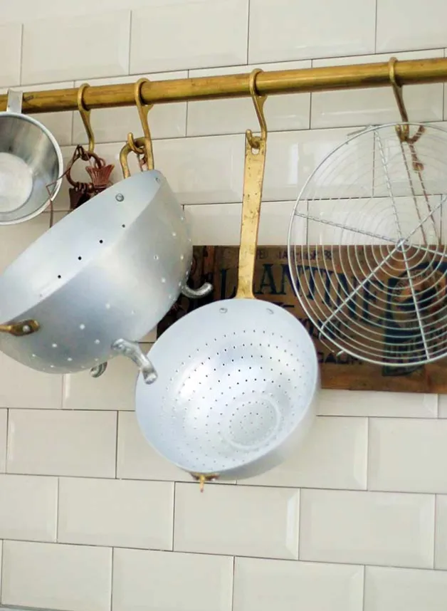 Durkslag i aluminium på fot med 2 mässingshandtag – 24 cm