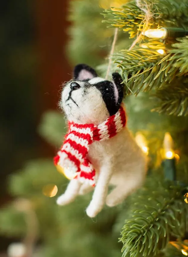 Julgransdekoration i ull Sittande Bulldog med halsduk – S&B