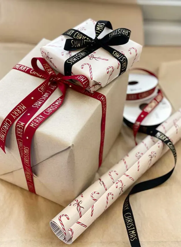 Julklappsband, presentband i SVART med guldtext Merry Christmas 15 mm – 5 meter