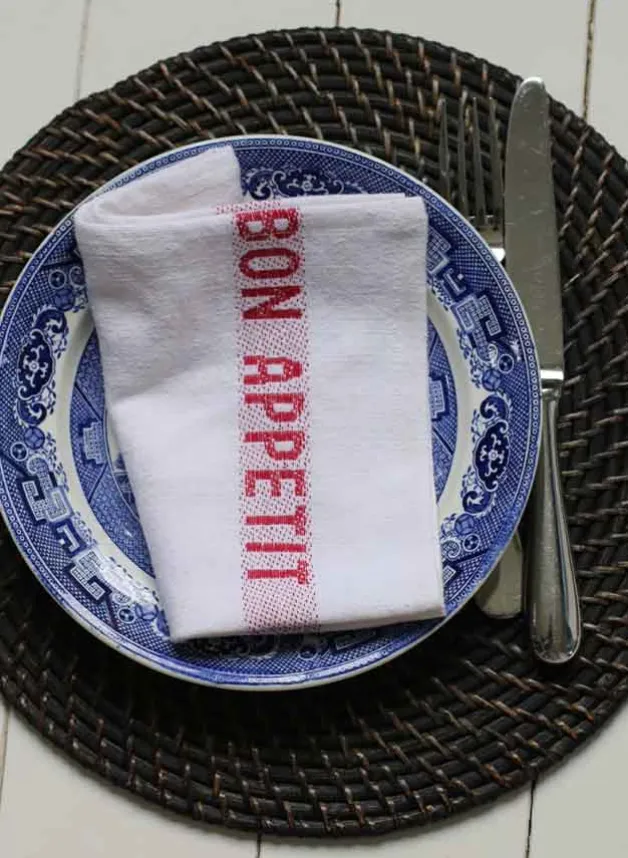 Linneservett – bon appetit vit/röd – 45 x 35 cm