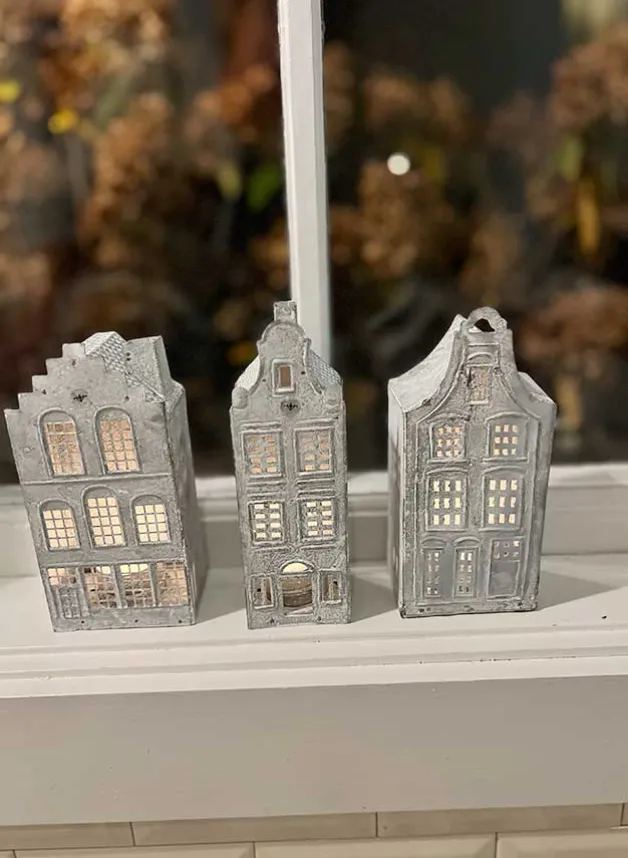 Ljuslykta Hus Fenix Grå/vit L9, B5,5, H17,5 cm – Affari