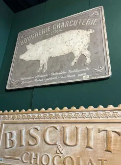 Plåtskylt Boucherie Charcuterie 91,5×70 cm