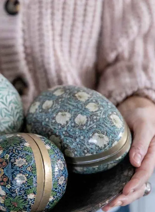 Påskägg William Morris 15 cm – Strawberry Thief